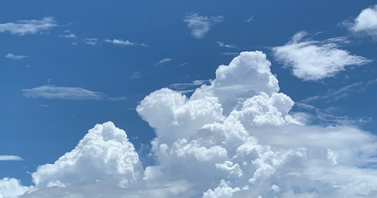 青空にもくもく雲